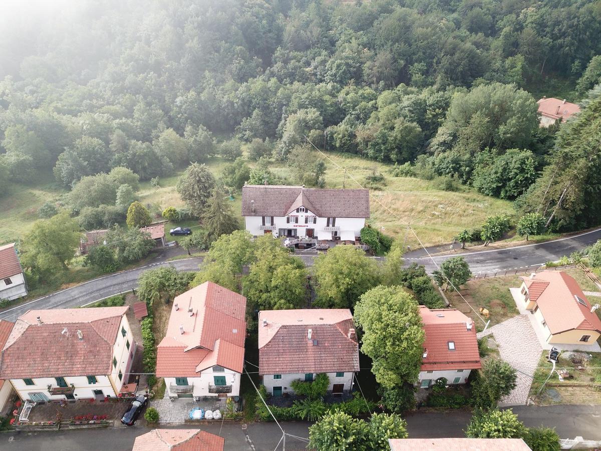 Albergo Delfino San Pietro d'Olba Екстериор снимка